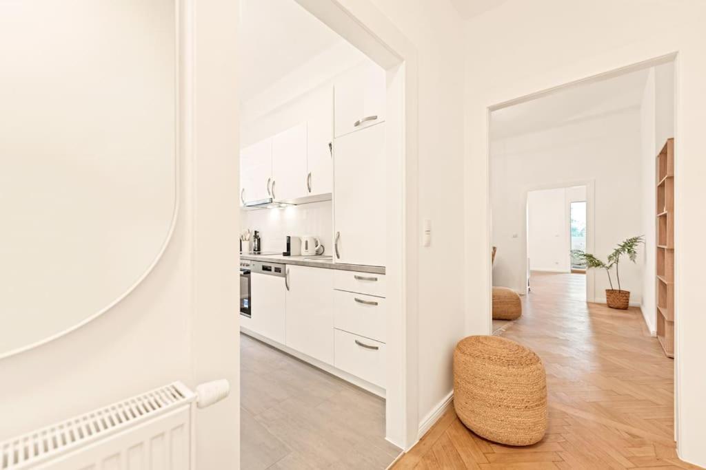 Cozy Apartment In Quiet Location, Fast Train Station 100M Away, Contactless Check-In Wenen Buitenkant foto