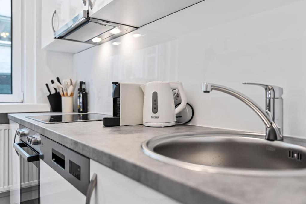 Cozy Apartment In Quiet Location, Fast Train Station 100M Away, Contactless Check-In Wenen Buitenkant foto
