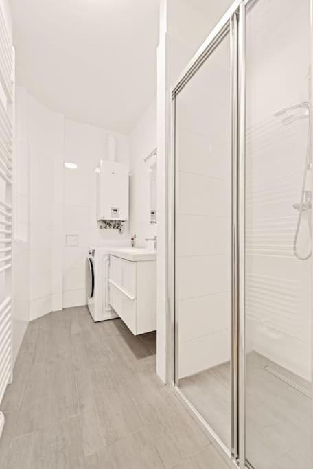 Cozy Apartment In Quiet Location, Fast Train Station 100M Away, Contactless Check-In Wenen Buitenkant foto