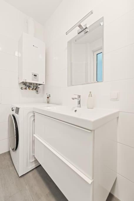 Cozy Apartment In Quiet Location, Fast Train Station 100M Away, Contactless Check-In Wenen Buitenkant foto