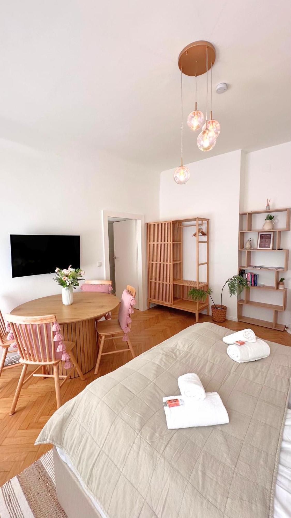 Cozy Apartment In Quiet Location, Fast Train Station 100M Away, Contactless Check-In Wenen Buitenkant foto
